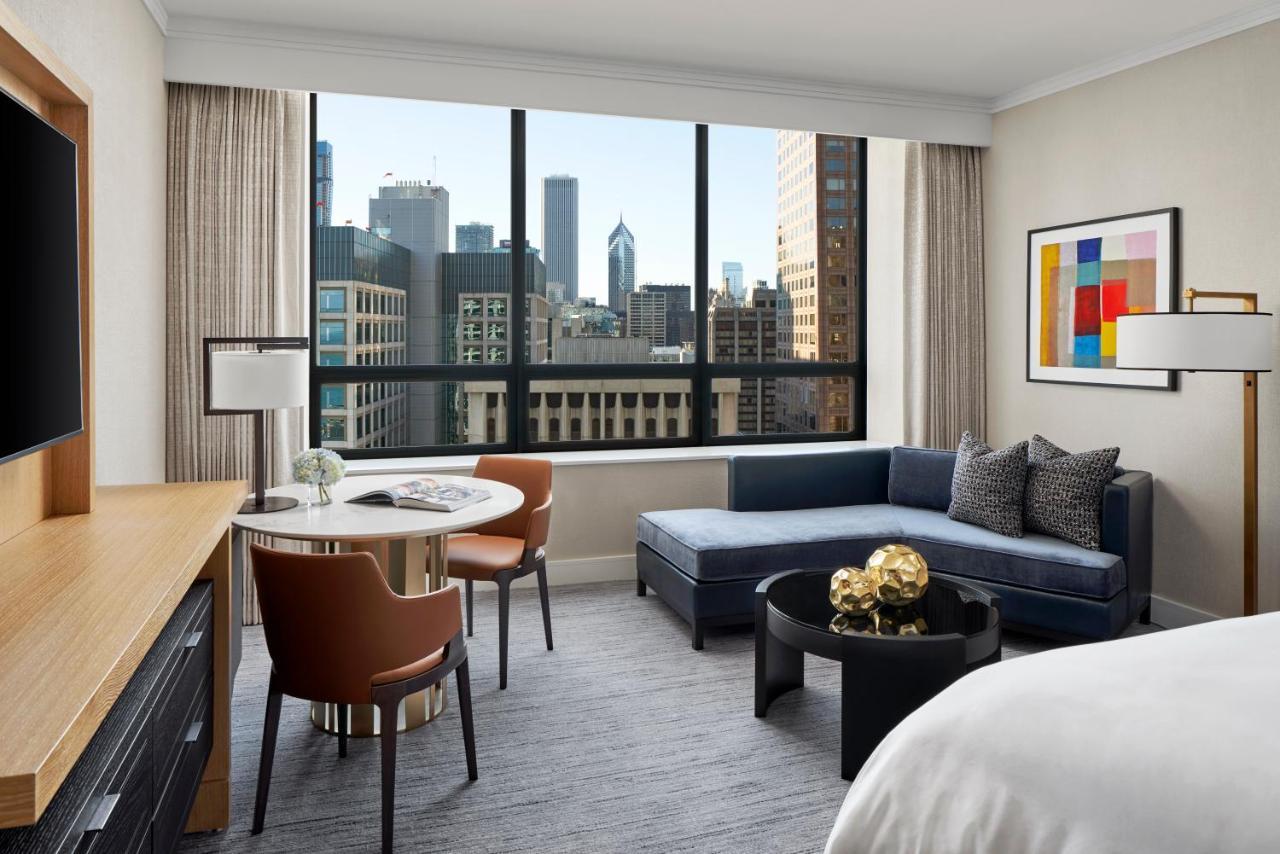 Deluxe King Room with City View and Roll-in Shower - Mobility Accessible