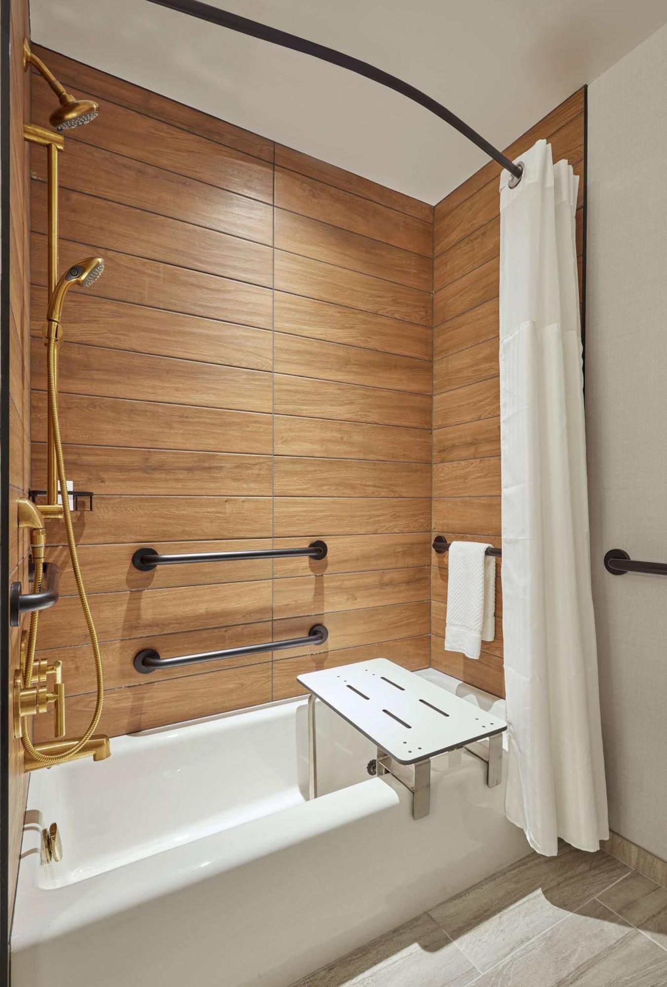 Queen Room with Two Queen Beds with Bath Tub - Mobility and Hearing Access,1551705322:JPEG