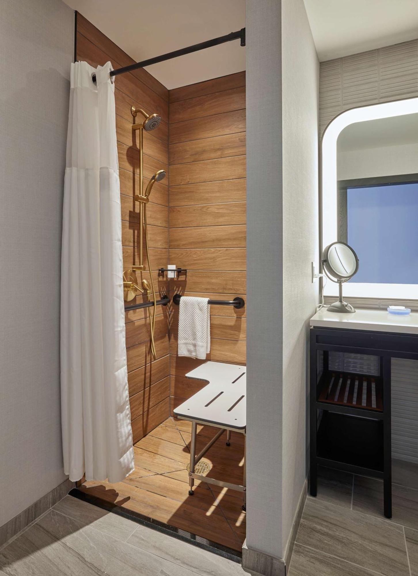 King Room with Roll-In Shower - Mobility and Hearing Access,1551705523:JPEG