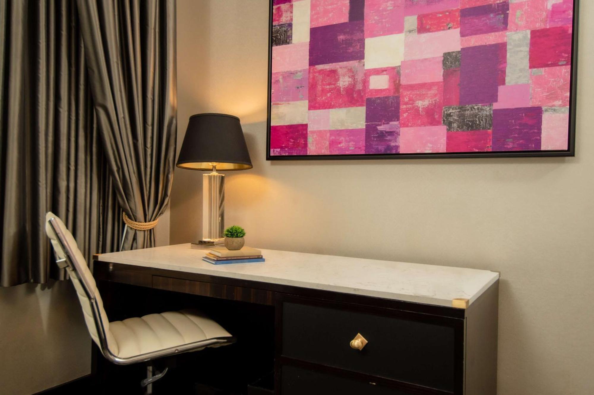 Deluxe King Room with Bathtub - Mobility/Hearing Accessible